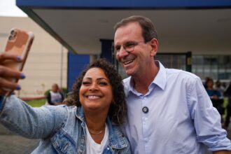 Eduardo Paes mantém liderança na corrida pelo Governo do Rio, aponta pesquisa Prefab