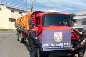 PM recupera em Campos caminhão roubado com carga avaliada em R$ 24 mil