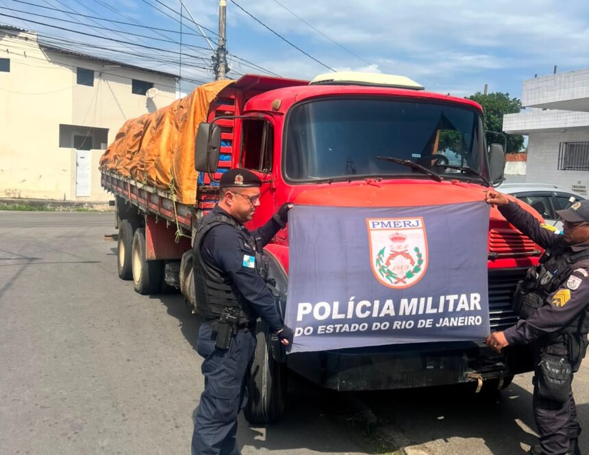 PM recupera em Campos caminhão roubado com carga avaliada em R$ 24 mil PM recupera em Campos caminhão roubado com carga avaliada em R$ 24 mil