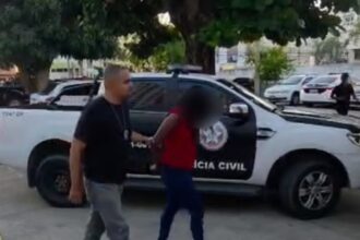 Condenada por agredir a mãe e esfaquear o companheiro dela após discussão familiar é presa em Campos