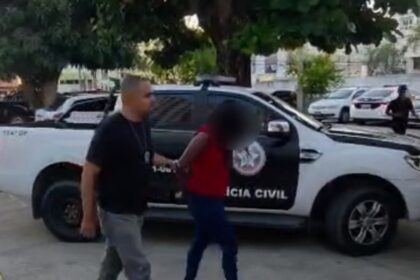 Condenada por agredir a mãe e esfaquear o companheiro dela após discussão familiar é presa em Campos