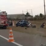 Homem é socorrido em estado grave após acidente entre carro e moto na BR-101