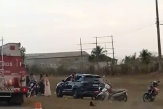 Homem é socorrido em estado grave após acidente entre carro e moto na BR-101