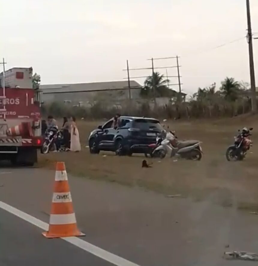 Homem é socorrido em estado grave após acidente entre carro e moto na BR-101