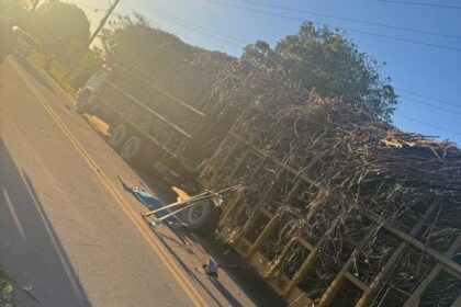 Caminhoneiro é atropelado e morre após descer de veículo para verificar pneu em São Francisco