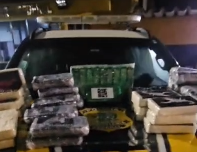 PF encontra 50 tabletes de cocaína escondidos em porta-malas de veículo em Casimiro de Abreu
