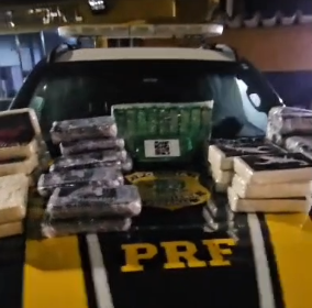PF encontra 50 tabletes de cocaína escondidos em porta-malas de veículo em Casimiro de Abreu