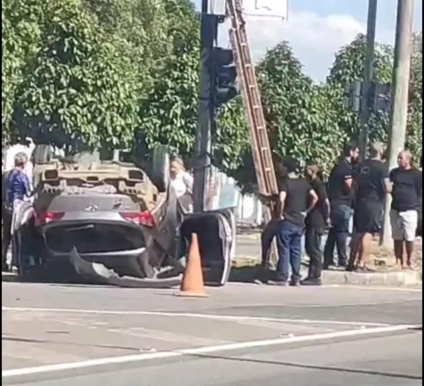 Acidente entre carros provoca capotamento e deixa uma pessoa ferida em Campos Acidente entre carros provoca capotamento e deixa uma pessoa ferida em Campos