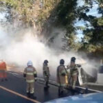 Carro pega fogo após pane mecânica na BR-101, em Campos