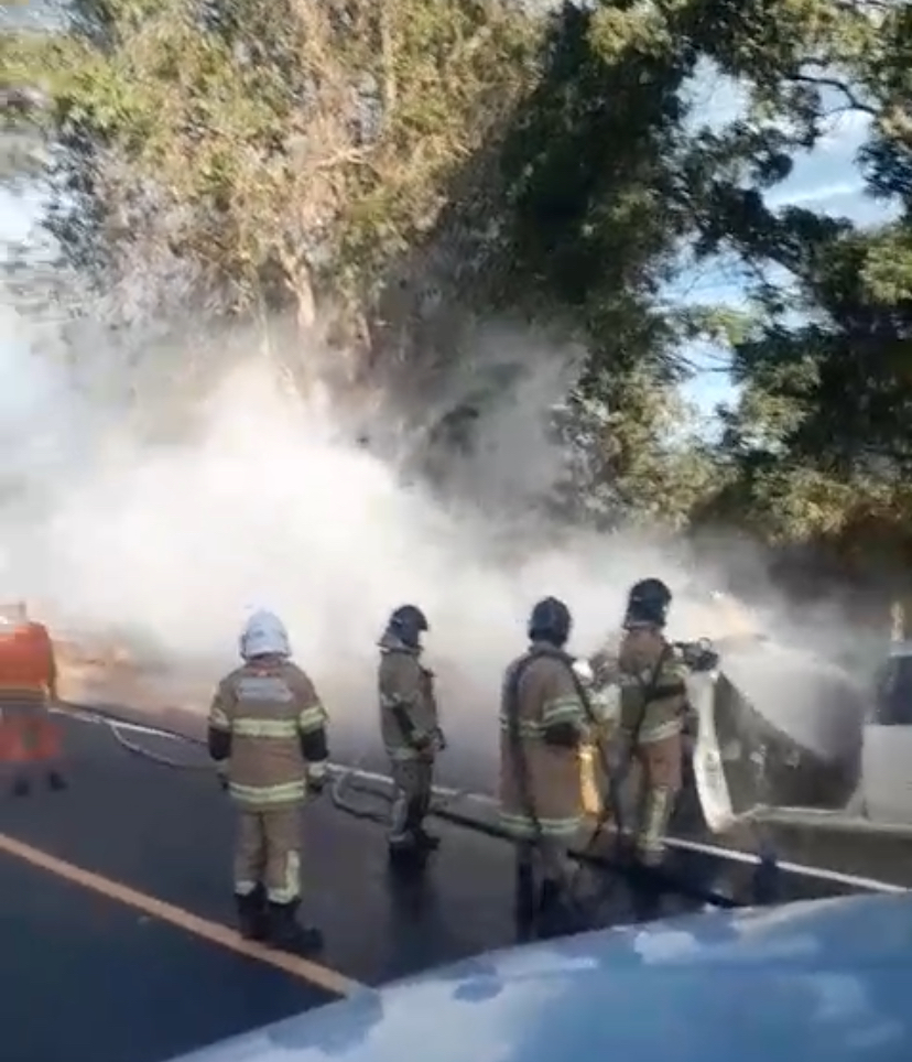 Carro pega fogo após pane mecânica na BR-101, em Campos Carro pega fogo após pane mecânica na BR-101, em Campos