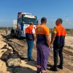 Ressaca compromete trecho da estrada entre Farol e Barra do Furado; Defesa Civil monitora região