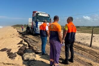 Ressaca compromete trecho da estrada entre Farol e Barra do Furado; Defesa Civil monitora região