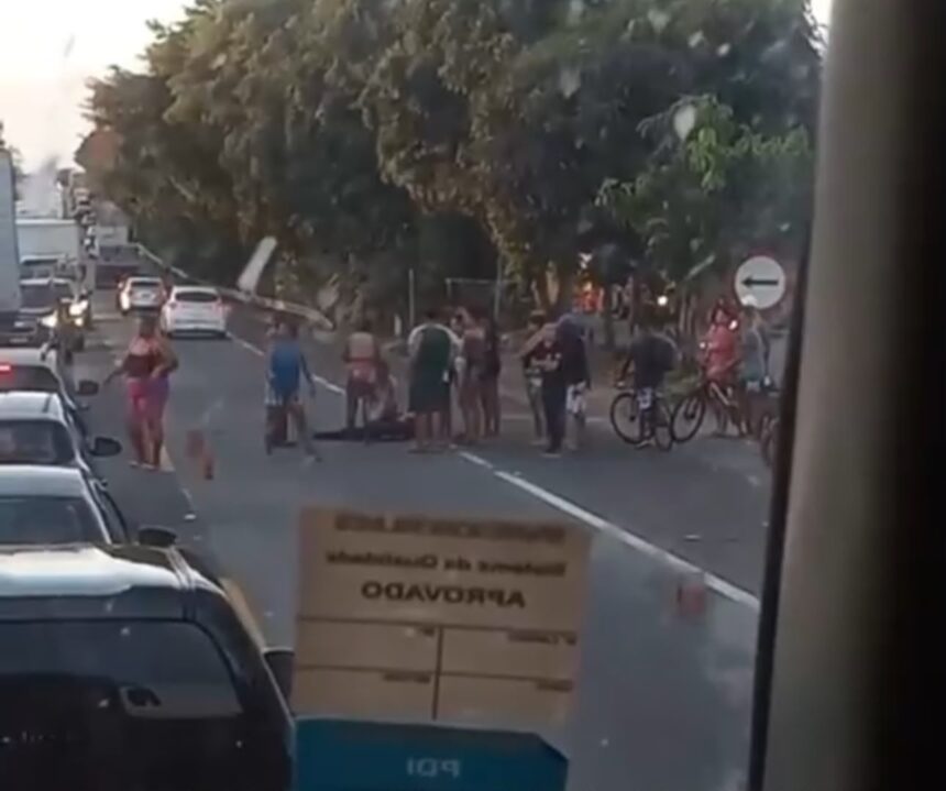 Mulher é socorrida em estado grave após ser atropelada por caminhão na BR-101 em Campos Mulher é socorrida em estado grave após ser atropelada por caminhão na BR-101 em Campos