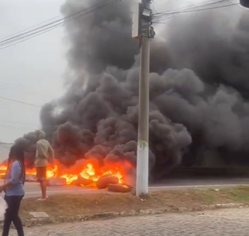 Familiares de criança que morreu baleada fazem nova manifestação e bloqueiam BR-101 em Guarus