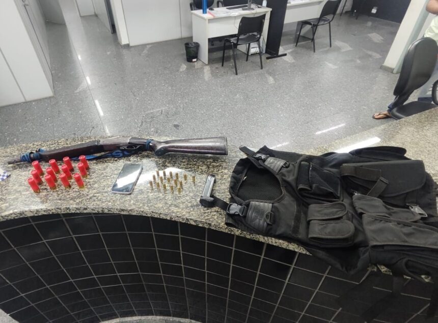 Viatura é apedrejada durante ação policial em Campos Viatura é apedrejada durante ação policial em Campos