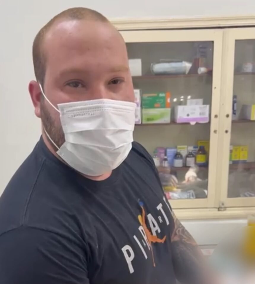 Veja momento em que falso veterinário é preso enquanto operava gato em clínica sem licença Veja momento em que falso veterinário é preso enquanto operava gato em clínica sem licença
