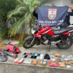 PM apreende moto roubada, 14 celulares e drogas dentro de casa em Campos