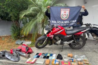 PM apreende moto roubada, 14 celulares e drogas dentro de casa em Campos