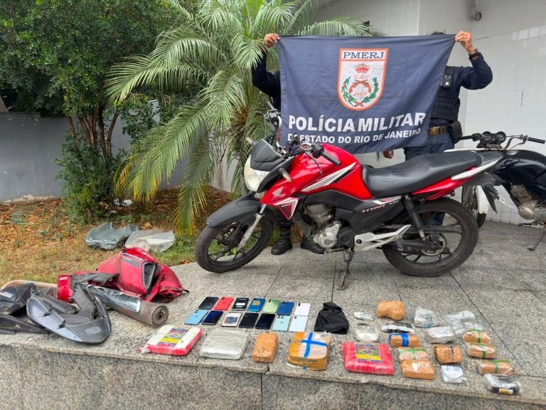 PM apreende moto roubada, 14 celulares e drogas dentro de casa em Campos