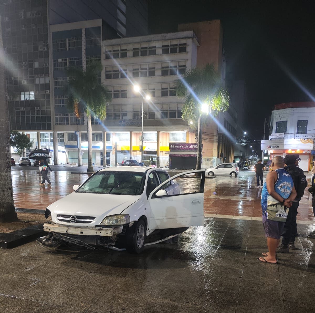 VÍDEO: Motorista que invadiu Praça São Salvador estava sob efeito de álcool e foi detido