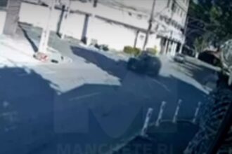 Vídeo mostra exato momento de colisão entre moto e carro em cruzamento de Campos
