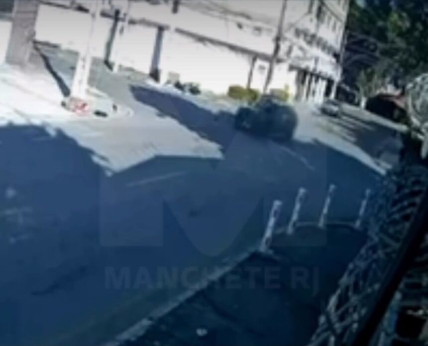 Vídeo mostra exato momento de colisão entre moto e carro em cruzamento de Campos