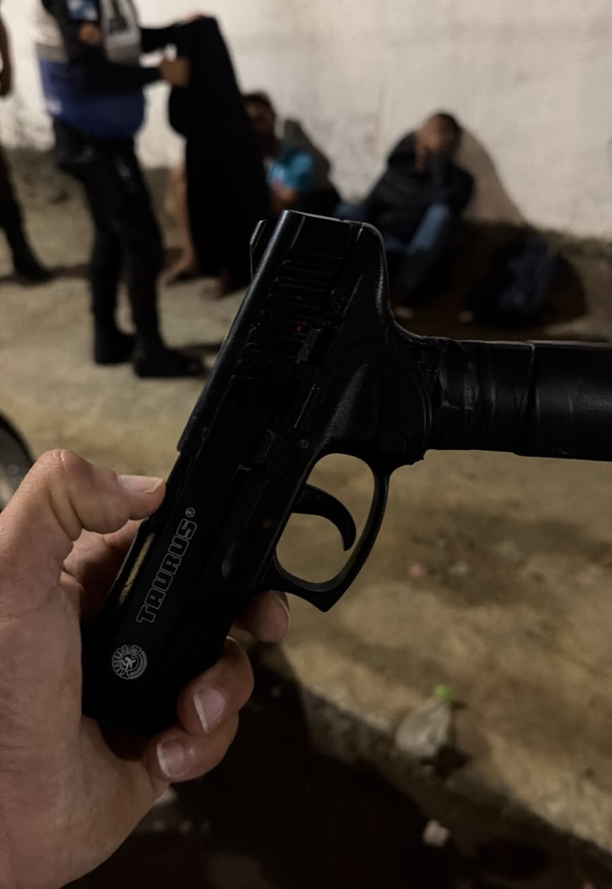 Homens são presos após tentativa de assalto frustrada em Campos Homens são presos após tentativa de assalto frustrada em Campos
