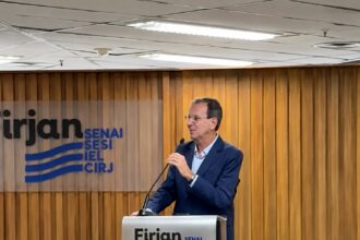 Líder nas pesquisas, Eduardo Paes defende processos mais simples para abertura de empresas no Rio
