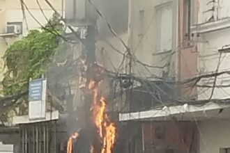 Incêndio atinge fiação de poste no Centro de Campos, deixa comerciantes sem luz e afeta sinal de internet