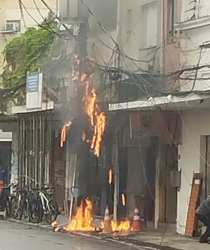 Incêndio atinge fiação de poste no Centro de Campos, deixa comerciantes sem luz e afeta sinal de internet Incêndio atinge fiação de poste no Centro de Campos, deixa comerciantes sem luz e afeta sinal de internet