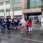 VÍDEO: Familiares de detentos de Campos fazem protesto no Fórum após boatos de transferências para o Rio; Seppen nega