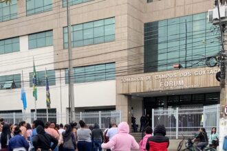 VÍDEO: Familiares de detentos de Campos fazem protesto no Fórum após boatos de transferências para o Rio; Seppen nega