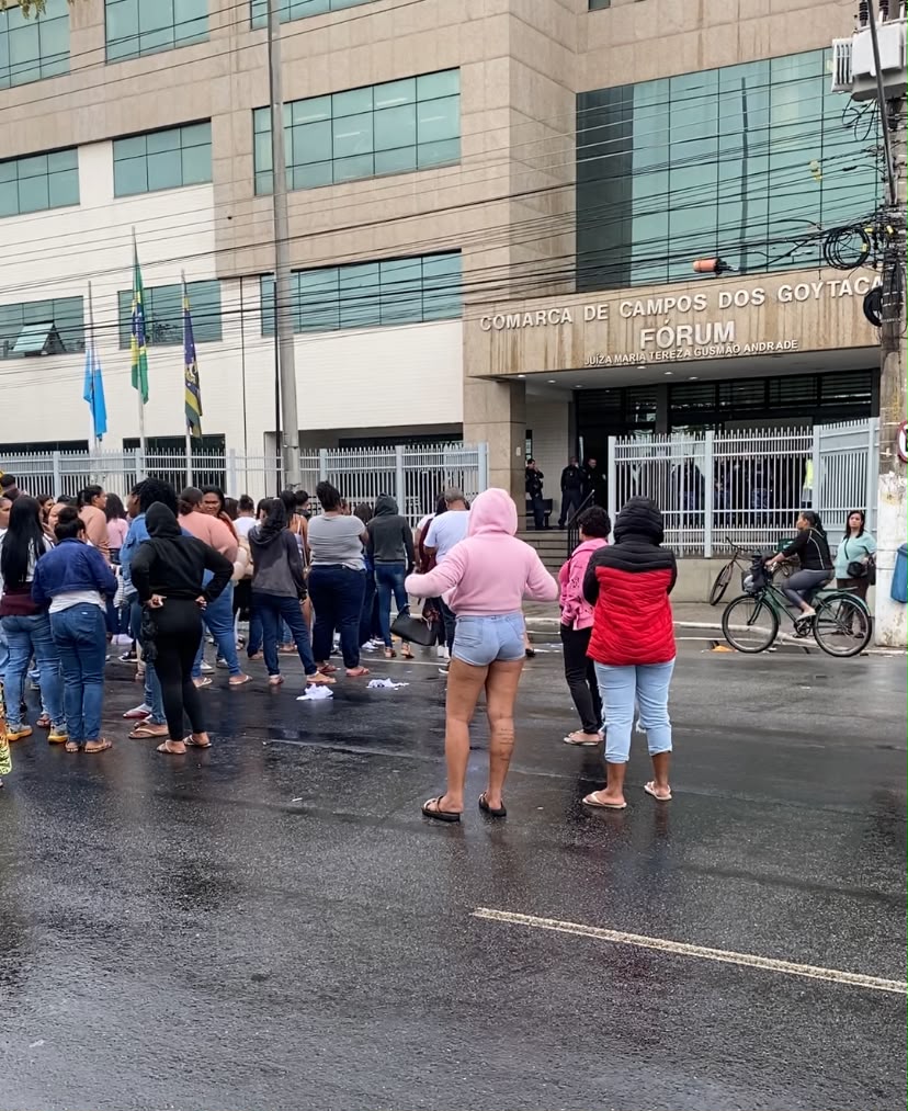 VÍDEO: Familiares de detentos de Campos fazem protesto no Fórum após boatos de transferências para o Rio; Seppen nega