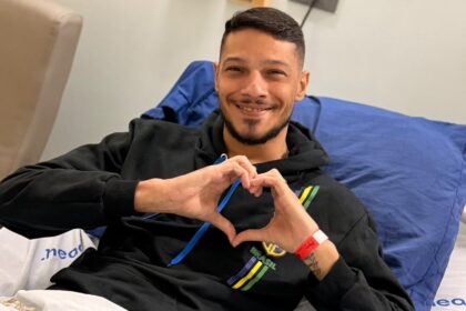 Alvinho, do Copo Cheio, emociona-se com homenagem de amigos durante internação