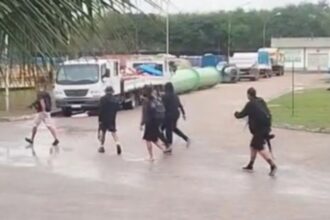 Criminosos armados são flagrados fugindo por estação de tratamento de esgoto no Rio