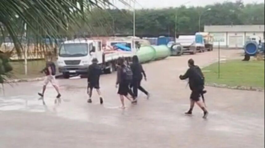 Criminosos armados são flagrados fugindo por estação de tratamento de esgoto no Rio