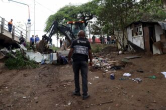 VÍDEO: Prefeitura de Campos realiza ação para retirar moradores irregulares e limpar área sob a Ponte da Lapa