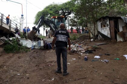 VÍDEO: Prefeitura de Campos realiza ação para retirar moradores irregulares e limpar área sob a Ponte da Lapa