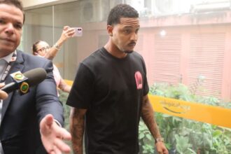 VÍDEO: Atacante do Vasco é alvo de busca e apreensão em investigação sobre tráfico de armas e drogas