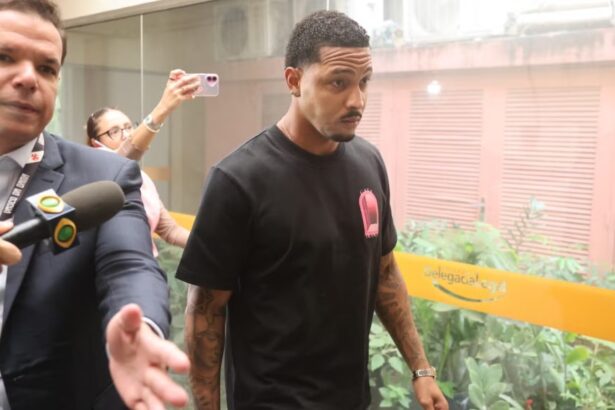 VÍDEO: Atacante do Vasco é alvo de busca e apreensão em investigação sobre tráfico de armas e drogas