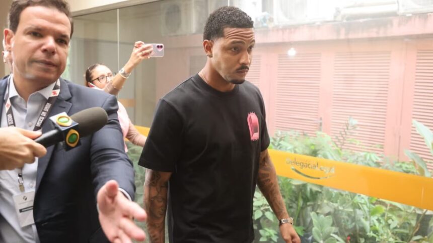 VÍDEO: Atacante do Vasco é alvo de busca e apreensão em investigação sobre tráfico de armas e drogas VÍDEO: Atacante do Vasco é alvo de busca e apreensão em investigação sobre tráfico de armas e drogas