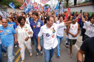 Paes promete reconstrução da Baixada Fluminense e anuncia plano de investimentos em infraestrutura