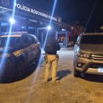 PRF recupera caminhonete furtada e prende homem durante abordagem na BR-101 em Campos