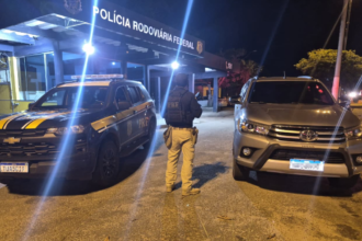 PRF recupera caminhonete furtada e prende homem durante abordagem na BR-101 em Campos
