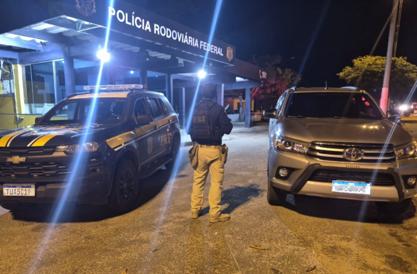 PRF recupera caminhonete furtada e prende homem durante abordagem na BR-101 em Campos