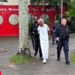 Suspeito invade escola de fuzil e veste uniforme de merendeira para tentar escapar da PM