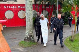 Suspeito invade escola de fuzil e veste uniforme de merendeira para tentar escapar da PM