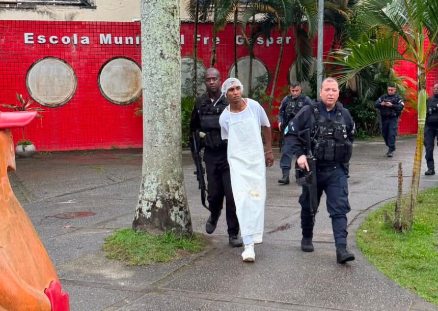 Suspeito invade escola de fuzil e veste uniforme de merendeira para tentar escapar da PM Suspeito invade escola de fuzil e veste uniforme de merendeira para tentar escapar da PM