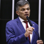 Dimas Gadelha critica discurso de Flávio Bolsonaro e questiona uso da fé na campanha