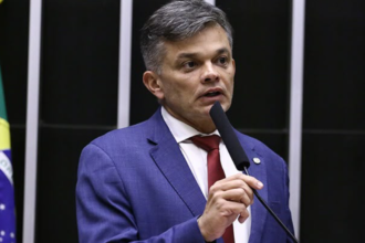 Dimas Gadelha critica discurso de Flávio Bolsonaro e questiona uso da fé na campanha